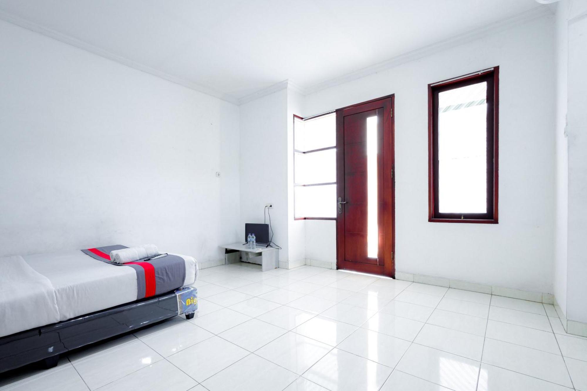 J&B Rooms Tomang Jakarta Mitra Reddoorz Esterno foto