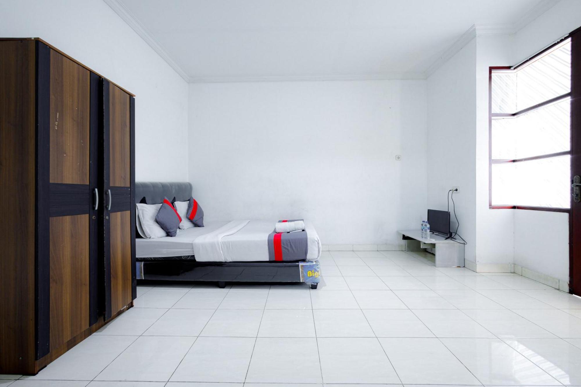 J&B Rooms Tomang Jakarta Mitra Reddoorz Esterno foto