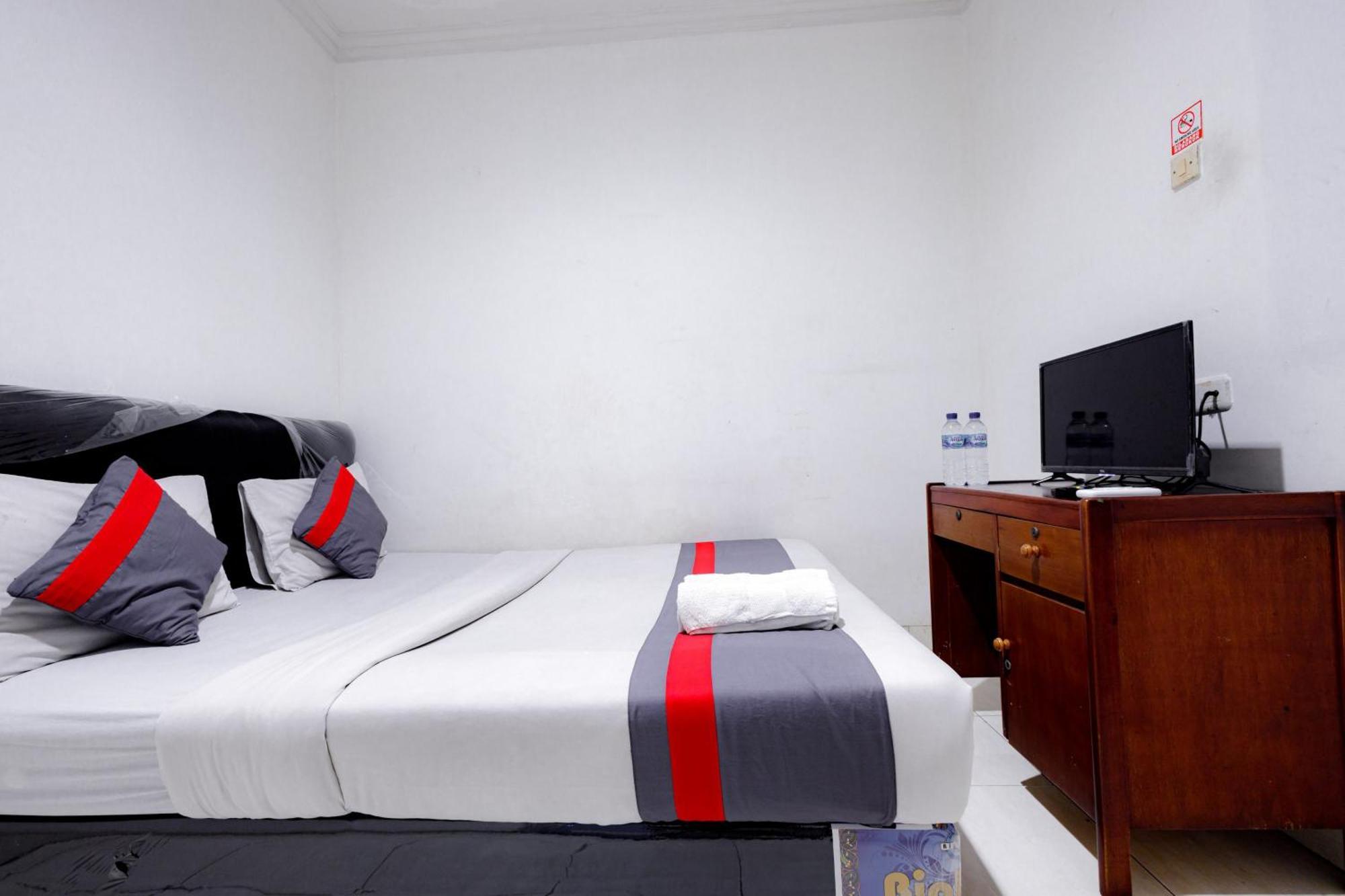 J&B Rooms Tomang Jakarta Mitra Reddoorz Esterno foto